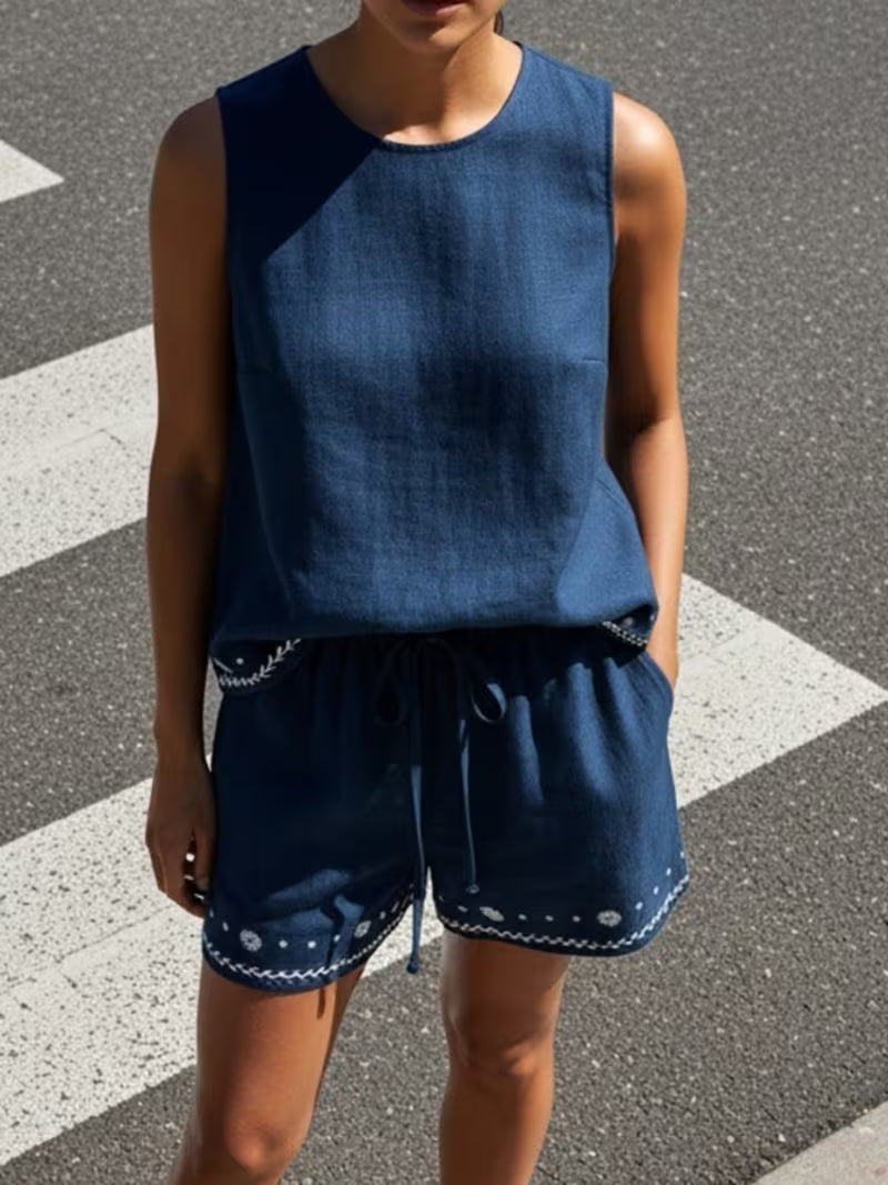 Women's Casual Sleeveless Round Neck Fabric Camisole Top and Shorts with Front Tie Detail, Casual Vacation Suit, Round Neck Top, Printed Top with Positioned Print Shorts