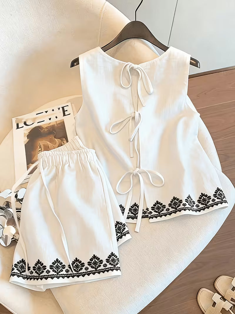 Women's Casual Sleeveless Round Neck Fabric Camisole Top and Shorts with Front Tie Detail, Casual Vacation Suit, Round Neck Top, Printed Top with Positioned Print Shorts